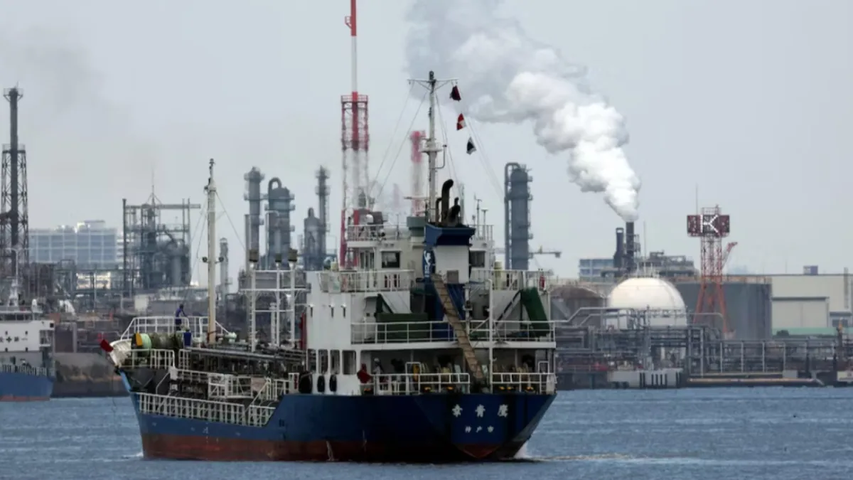 At the end of the month, the price of crude oil dropped, but the monthly upward trend remained unchanged